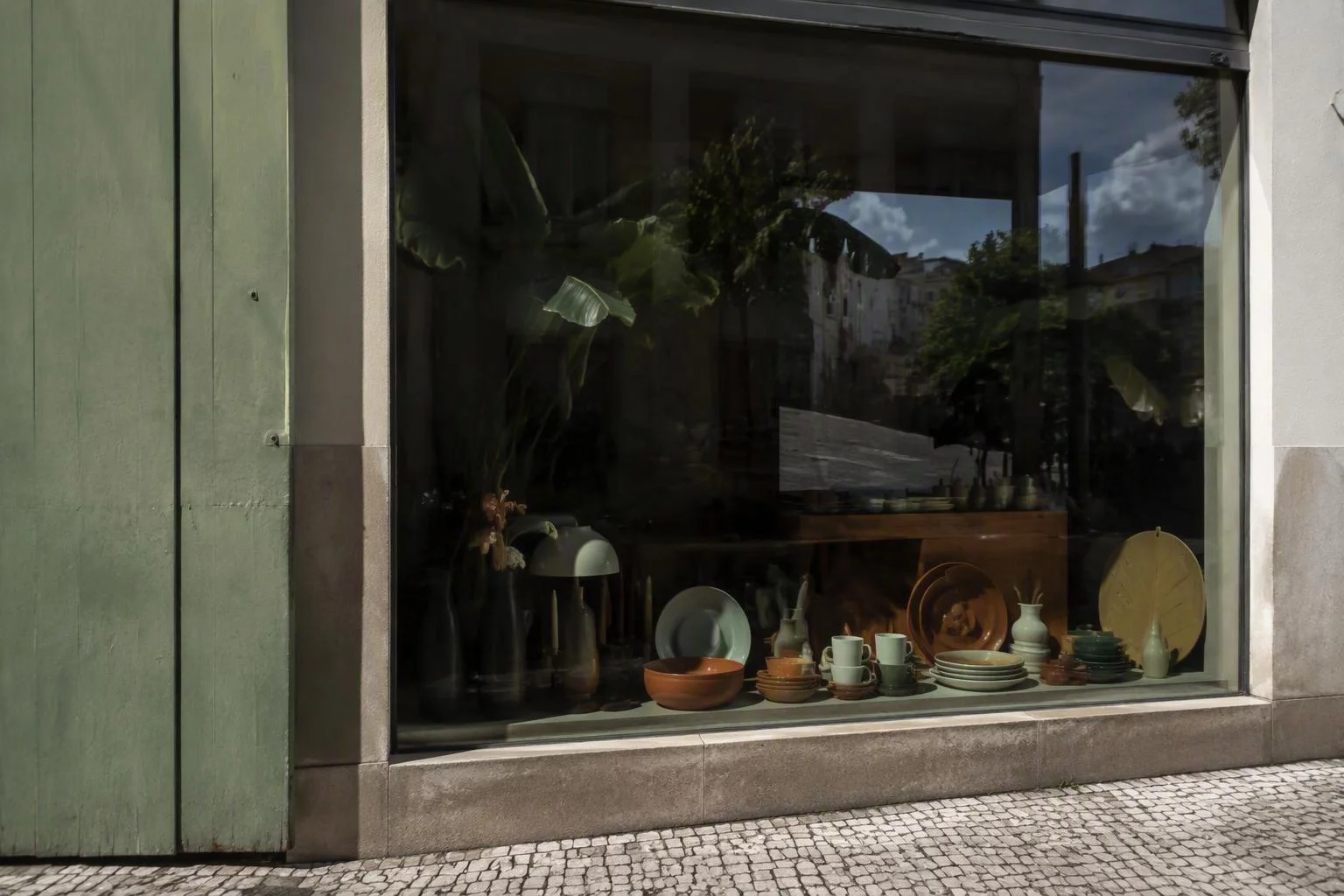 Vitrine de rua fotografada da calçada em dia claro
